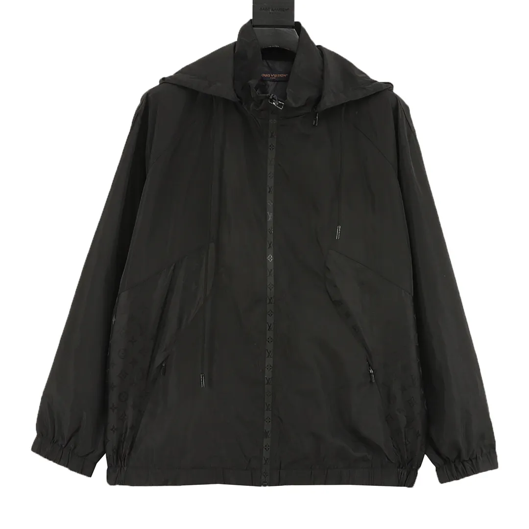 🅿️570 Louis Vuitton/Louis Vuitton presbyopia all-over printed windbreaker zipper jacket. Purchase the original version and have it printed immediately. The fabric is made of custom densely spun technical fabric that is light and thin, and the upper body is silky and breathable. Infrared positioning cutting, workwear-style windbreaker design, the upper body is invincible and versatile. All details are customized and developed, and all hardware and accessories are restored to ZP. Size：XS-L